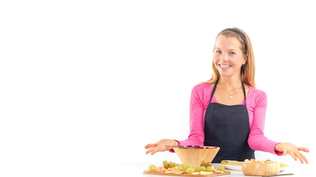 Osoba gotująca i uśmiechnięta